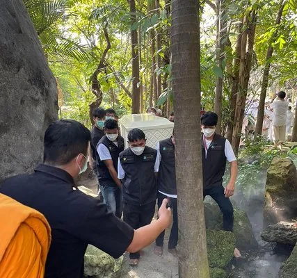 รถตู้รับส่งศพ สุริยาหีบศพ